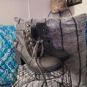 COMBAT BOOTS W/ HEEL. SIZE 10W SUPER CUTE AND COMFORTABLE